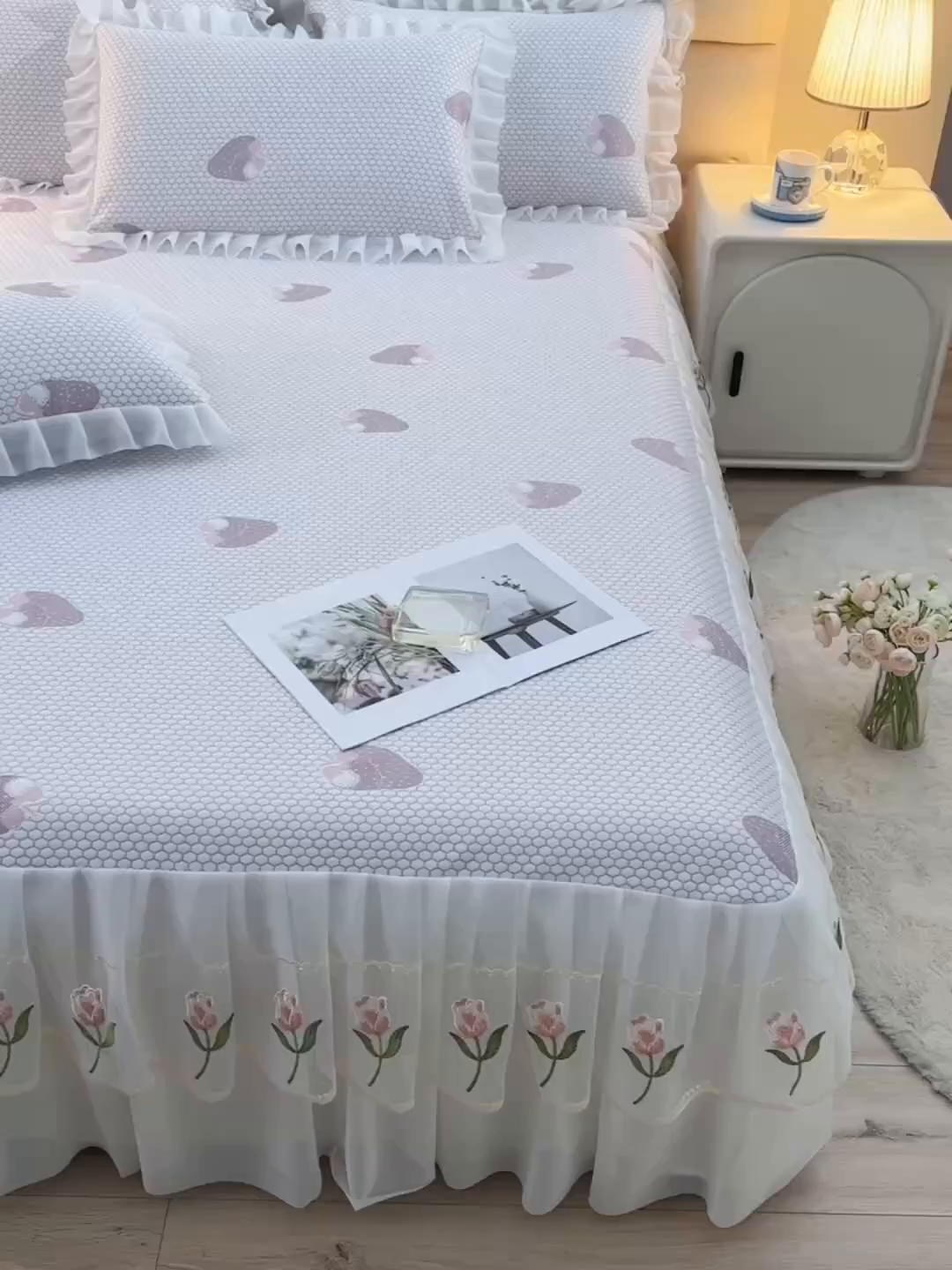 91家纺网 家纺一手货源 找家纺 （总）优家居工厂店 A类2026夏季冰丝席裙款豆豆凉席三件套刺绣花边蕾丝花边床裙可机洗水洗