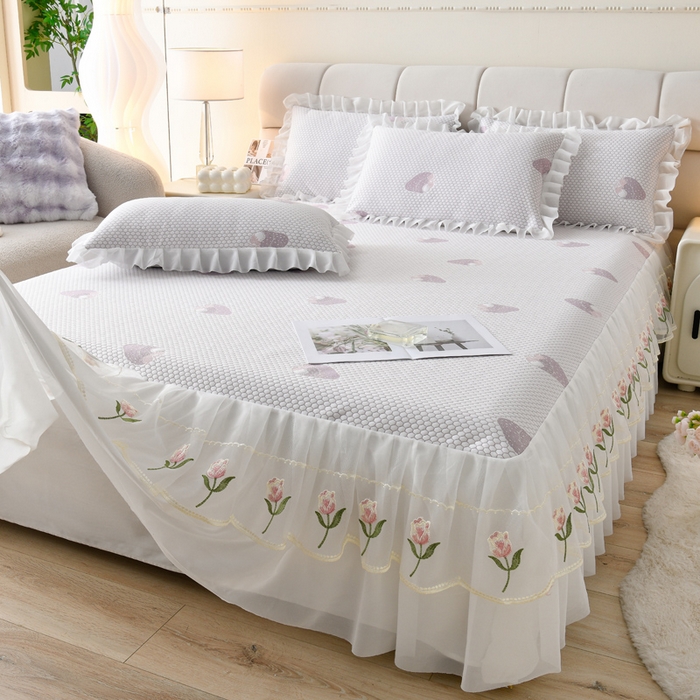 91家纺网 家纺一手货源 找家纺 优家居工厂店 A类2026夏季冰丝席裙款豆豆凉席三件套刺绣花边蕾丝花边床裙可机洗水洗 盛夏-草莓