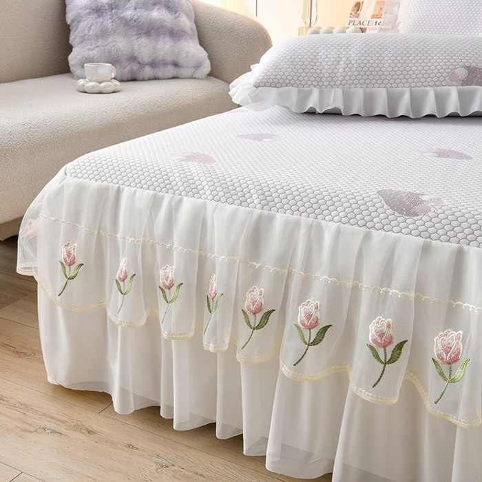 91家纺网 家纺一手货源 找家纺 优家居工厂店 A类2026夏季冰丝席裙款豆豆凉席三件套刺绣花边蕾丝花边床裙可机洗水洗 盛夏-草莓