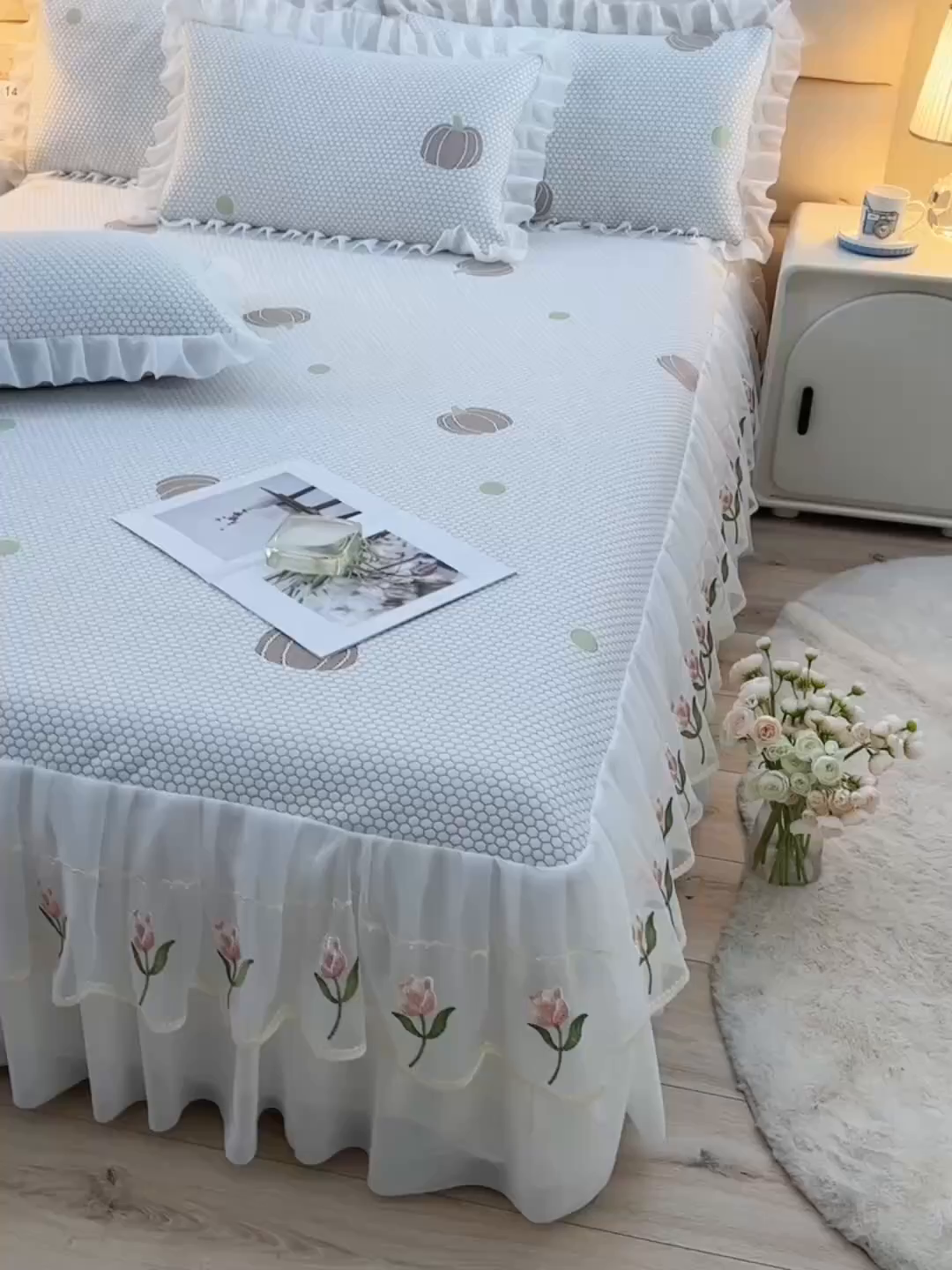 91家纺网 家纺一手货源 找家纺 优家居工厂店 A类2026夏季冰丝席裙款豆豆凉席三件套刺绣花边蕾丝花边床裙可机洗水洗 盛夏-南瓜黄