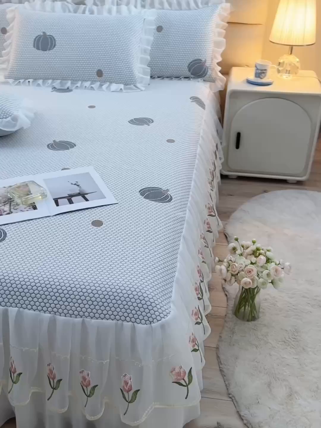 91家纺网 家纺一手货源 找家纺 优家居工厂店 A类2026夏季冰丝席裙款豆豆凉席三件套刺绣花边蕾丝花边床裙可机洗水洗 盛夏-南瓜青