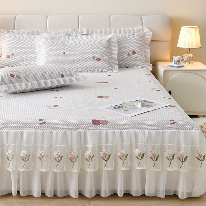 91家纺网 家纺一手货源 找家纺 优家居工厂店 A类2026夏季冰丝席裙款豆豆凉席三件套刺绣花边蕾丝花边床裙可机洗水洗 盛夏-樱桃