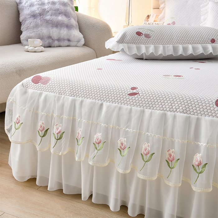 91家纺网 家纺一手货源 找家纺 优家居工厂店 A类2026夏季冰丝席裙款豆豆凉席三件套刺绣花边蕾丝花边床裙可机洗水洗 盛夏-樱桃