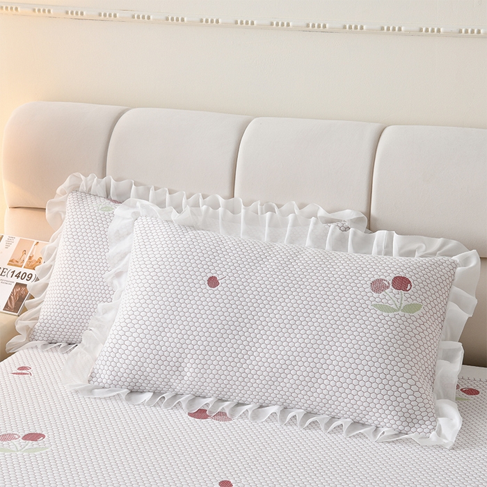 91家纺网 家纺一手货源 找家纺 优家居工厂店 A类2026夏季冰丝席裙款豆豆凉席三件套刺绣花边蕾丝花边床裙可机洗水洗 盛夏-樱桃