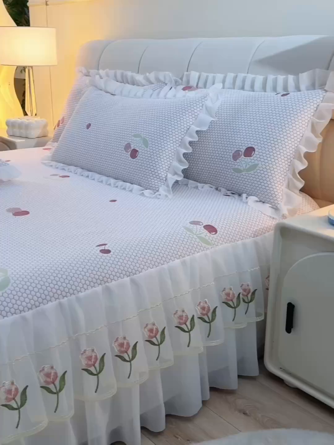 91家纺网 家纺一手货源 找家纺 优家居工厂店 A类2026夏季冰丝席裙款豆豆凉席三件套刺绣花边蕾丝花边床裙可机洗水洗 盛夏-樱桃