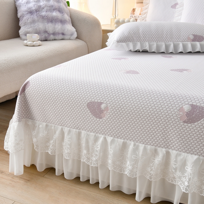 91家纺网 家纺一手货源 找家纺 优家居工厂店 A类2026新款凉感豆豆提花凉席床裙款床盖三件套高档蕾丝花边可机洗水洗 盛夏-草莓