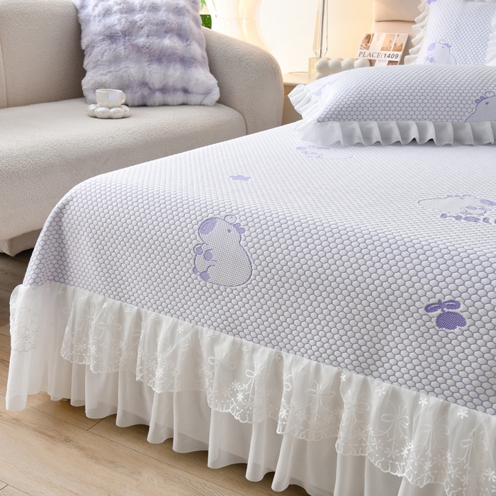 91家纺网 家纺一手货源 找家纺 优家居工厂店 A类2026新款凉感豆豆提花凉席床裙款床盖三件套高档蕾丝花边可机洗水洗 盛夏-卡皮