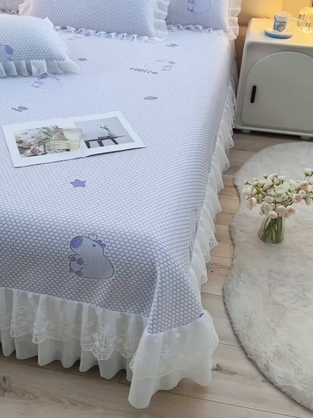 91家纺网 家纺一手货源 找家纺 优家居工厂店 A类2026新款凉感豆豆提花凉席床裙款床盖三件套高档蕾丝花边可机洗水洗 盛夏-卡皮