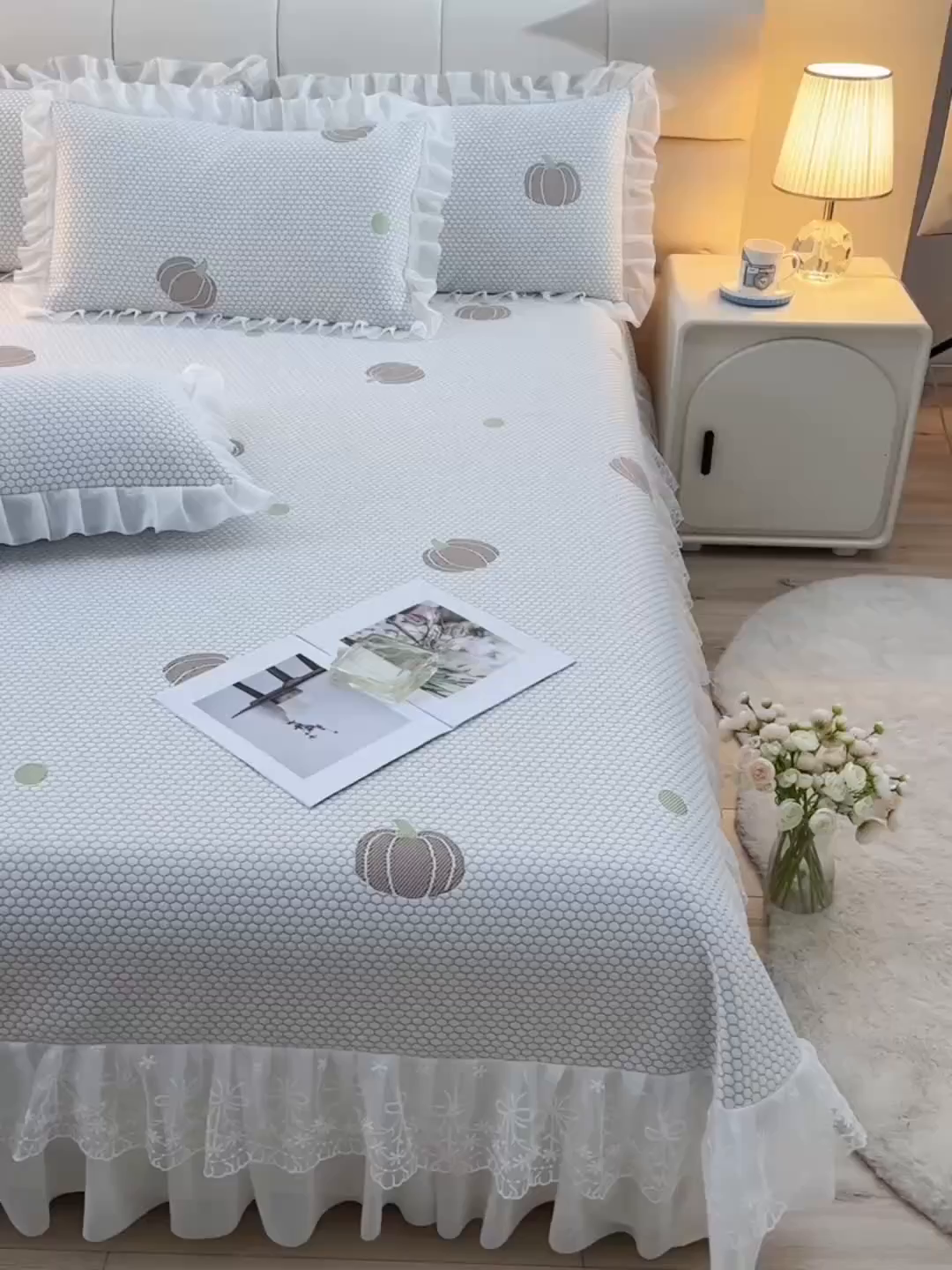 91家纺网 家纺一手货源 找家纺 优家居工厂店 A类2026新款凉感豆豆提花凉席床裙款床盖三件套高档蕾丝花边可机洗水洗 盛夏-南瓜黄