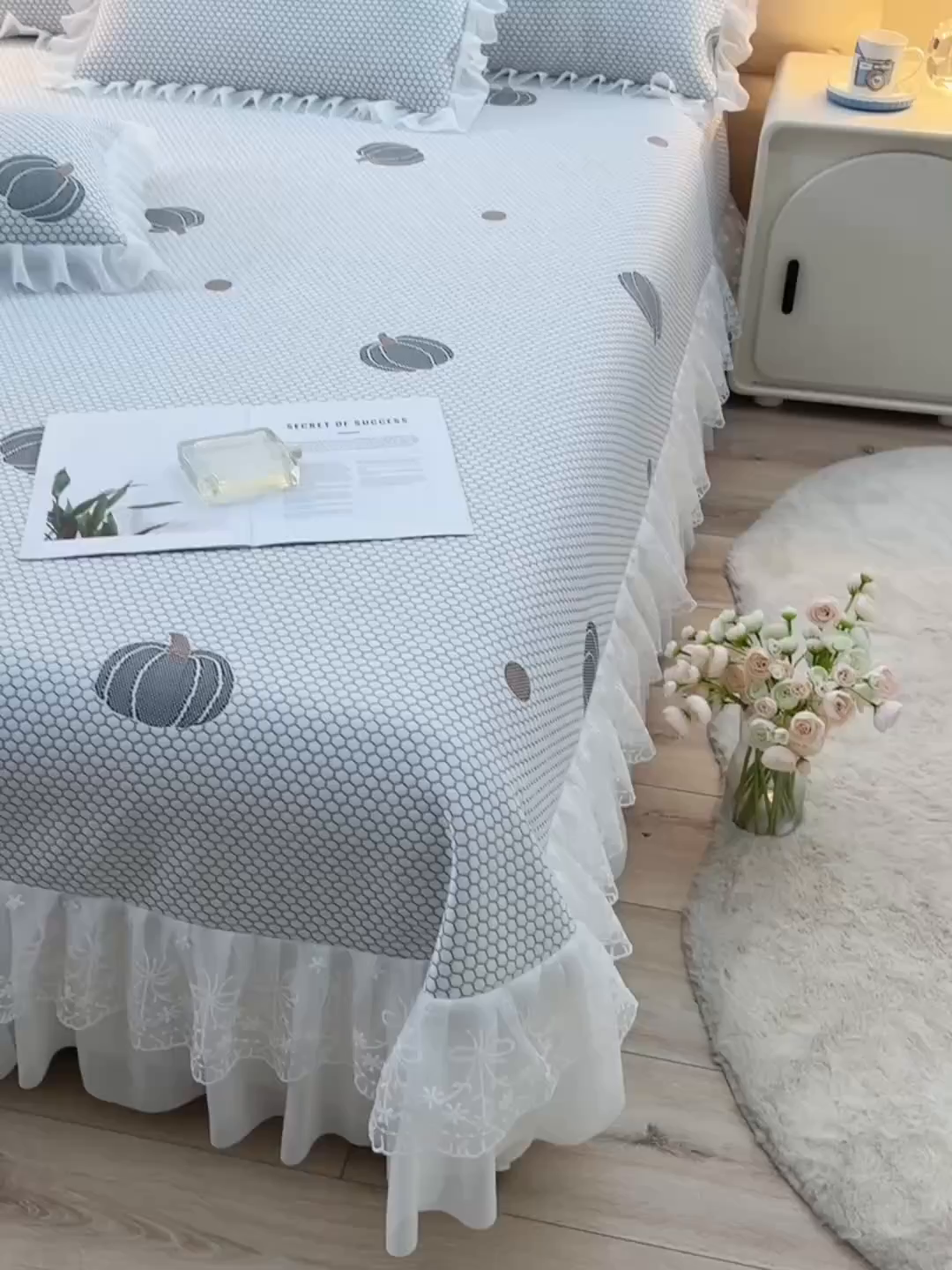 91家纺网 家纺一手货源 找家纺 优家居工厂店 A类2026新款凉感豆豆提花凉席床裙款床盖三件套高档蕾丝花边可机洗水洗 盛夏-南瓜青