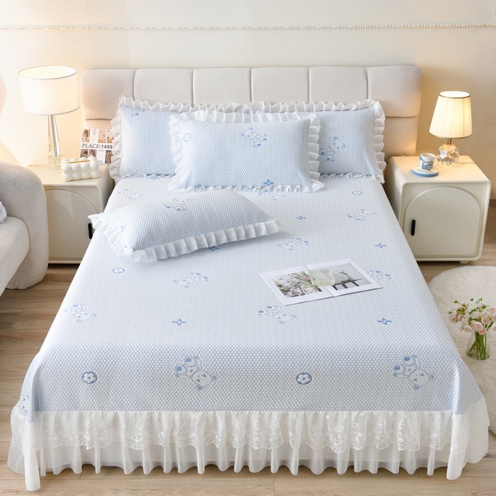 91家纺网 家纺一手货源 找家纺 优家居工厂店 A类2026新款凉感豆豆提花凉席床裙款床盖三件套高档蕾丝花边可机洗水洗 盛夏-小熊