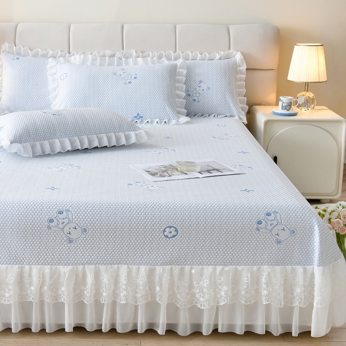 91家纺网 家纺一手货源 找家纺 优家居工厂店 A类2026新款凉感豆豆提花凉席床裙款床盖三件套高档蕾丝花边可机洗水洗 盛夏-小熊