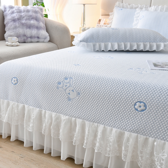 91家纺网 家纺一手货源 找家纺 优家居工厂店 A类2026新款凉感豆豆提花凉席床裙款床盖三件套高档蕾丝花边可机洗水洗 盛夏-小熊