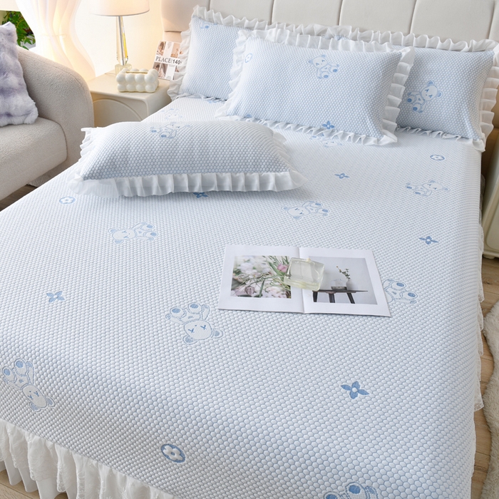 91家纺网 家纺一手货源 找家纺 优家居工厂店 A类2026新款凉感豆豆提花凉席床裙款床盖三件套高档蕾丝花边可机洗水洗 盛夏-小熊