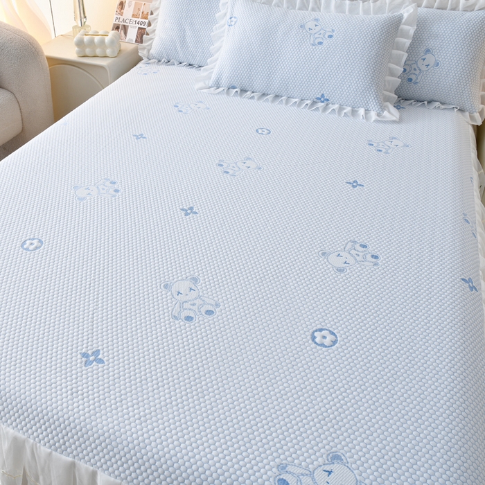 91家纺网 家纺一手货源 找家纺 优家居工厂店 A类2026新款凉感豆豆提花凉席床裙款床盖三件套高档蕾丝花边可机洗水洗 盛夏-小熊