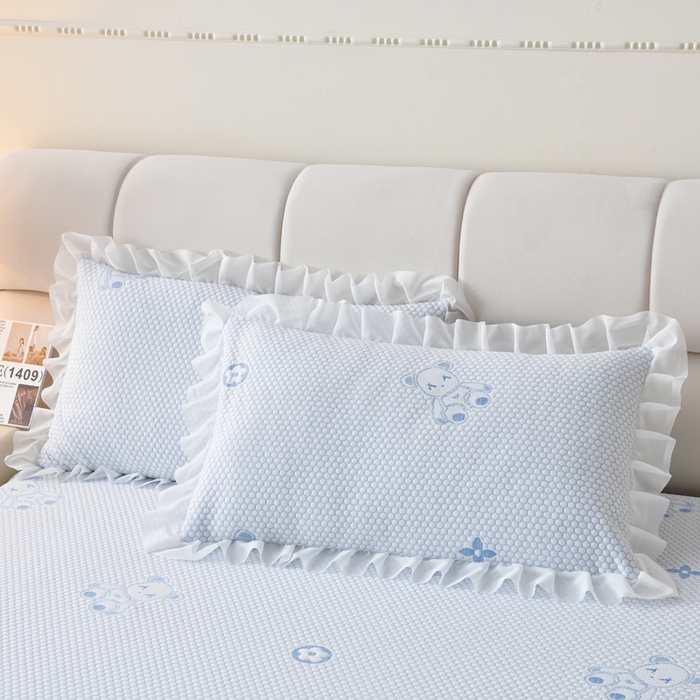 91家纺网 家纺一手货源 找家纺 优家居工厂店 A类2026新款凉感豆豆提花凉席床裙款床盖三件套高档蕾丝花边可机洗水洗 盛夏-小熊