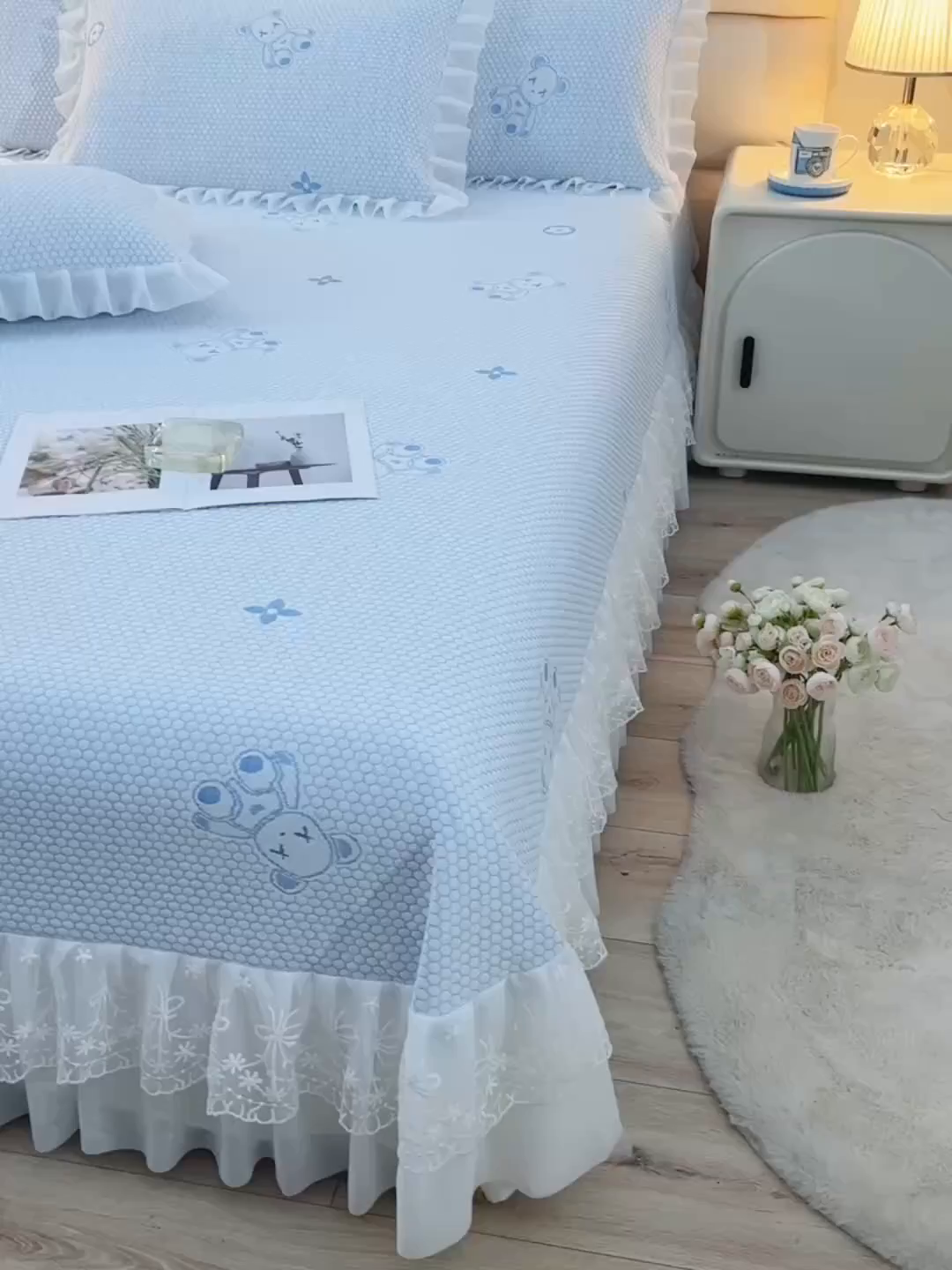 91家纺网 家纺一手货源 找家纺 优家居工厂店 A类2026新款凉感豆豆提花凉席床裙款床盖三件套高档蕾丝花边可机洗水洗 盛夏-小熊