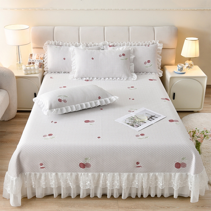 91家纺网 家纺一手货源 找家纺 优家居工厂店 A类2026新款凉感豆豆提花凉席床裙款床盖三件套高档蕾丝花边可机洗水洗 盛夏-樱桃