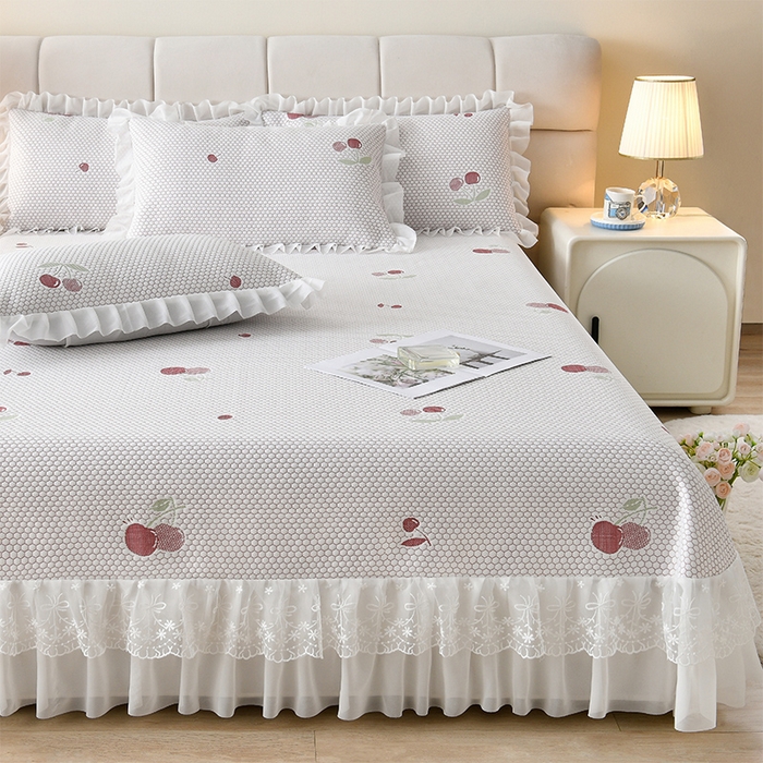 91家纺网 家纺一手货源 找家纺 优家居工厂店 A类2026新款凉感豆豆提花凉席床裙款床盖三件套高档蕾丝花边可机洗水洗 盛夏-樱桃