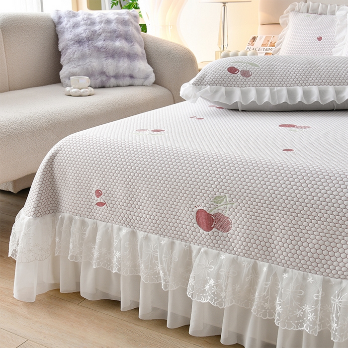 91家纺网 家纺一手货源 找家纺 优家居工厂店 A类2026新款凉感豆豆提花凉席床裙款床盖三件套高档蕾丝花边可机洗水洗 盛夏-樱桃