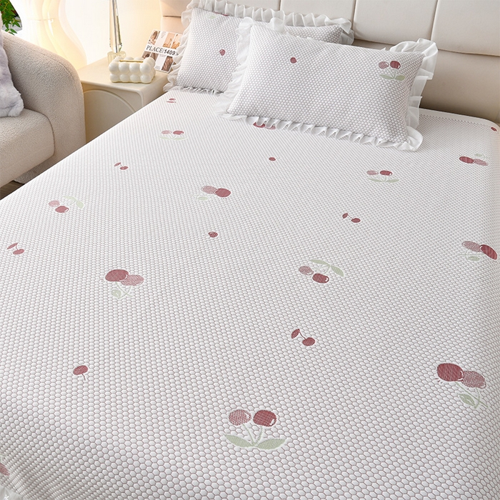 91家纺网 家纺一手货源 找家纺 优家居工厂店 A类2026新款凉感豆豆提花凉席床裙款床盖三件套高档蕾丝花边可机洗水洗 盛夏-樱桃