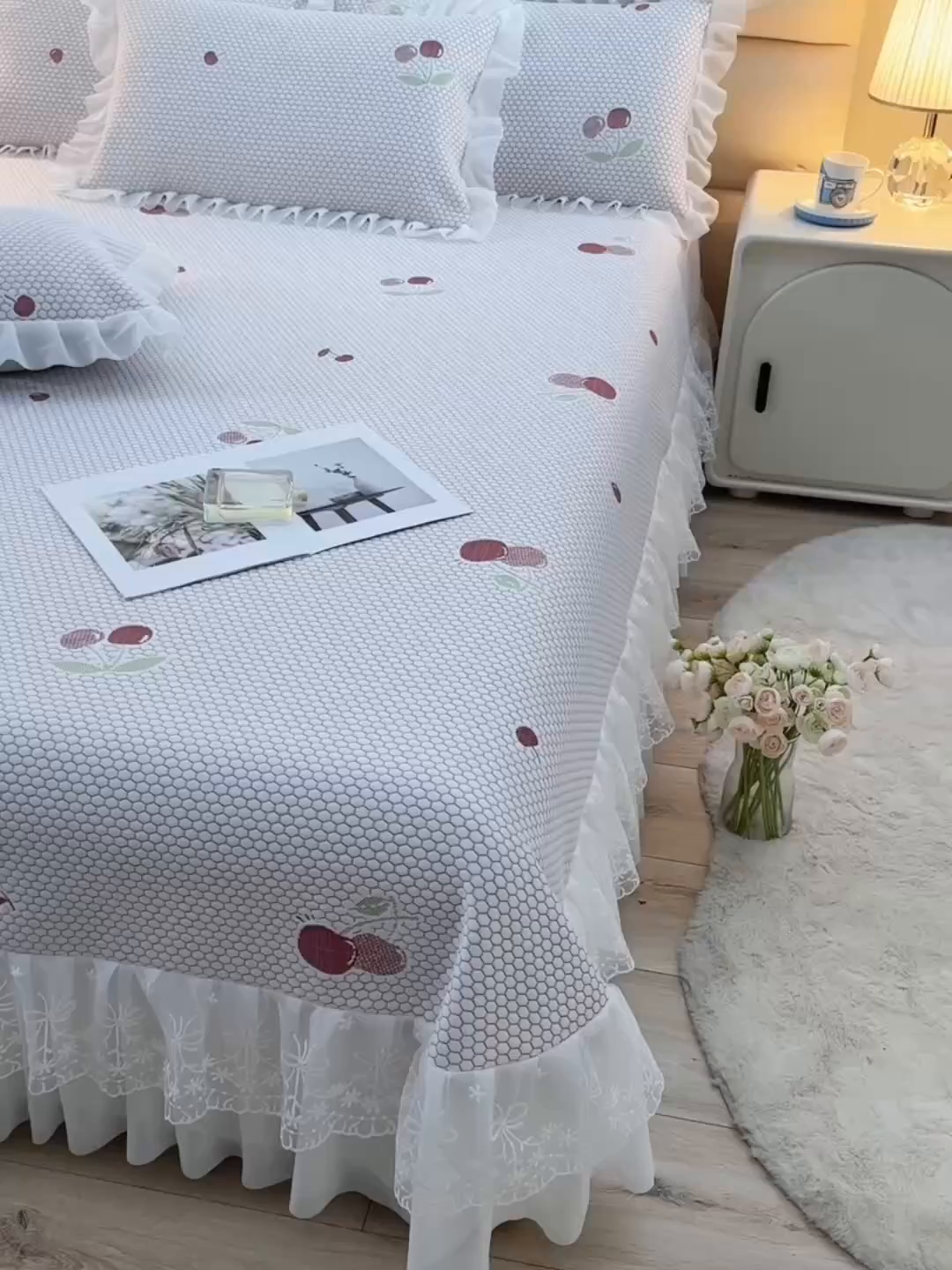 91家纺网 家纺一手货源 找家纺 优家居工厂店 A类2026新款凉感豆豆提花凉席床裙款床盖三件套高档蕾丝花边可机洗水洗 盛夏-樱桃