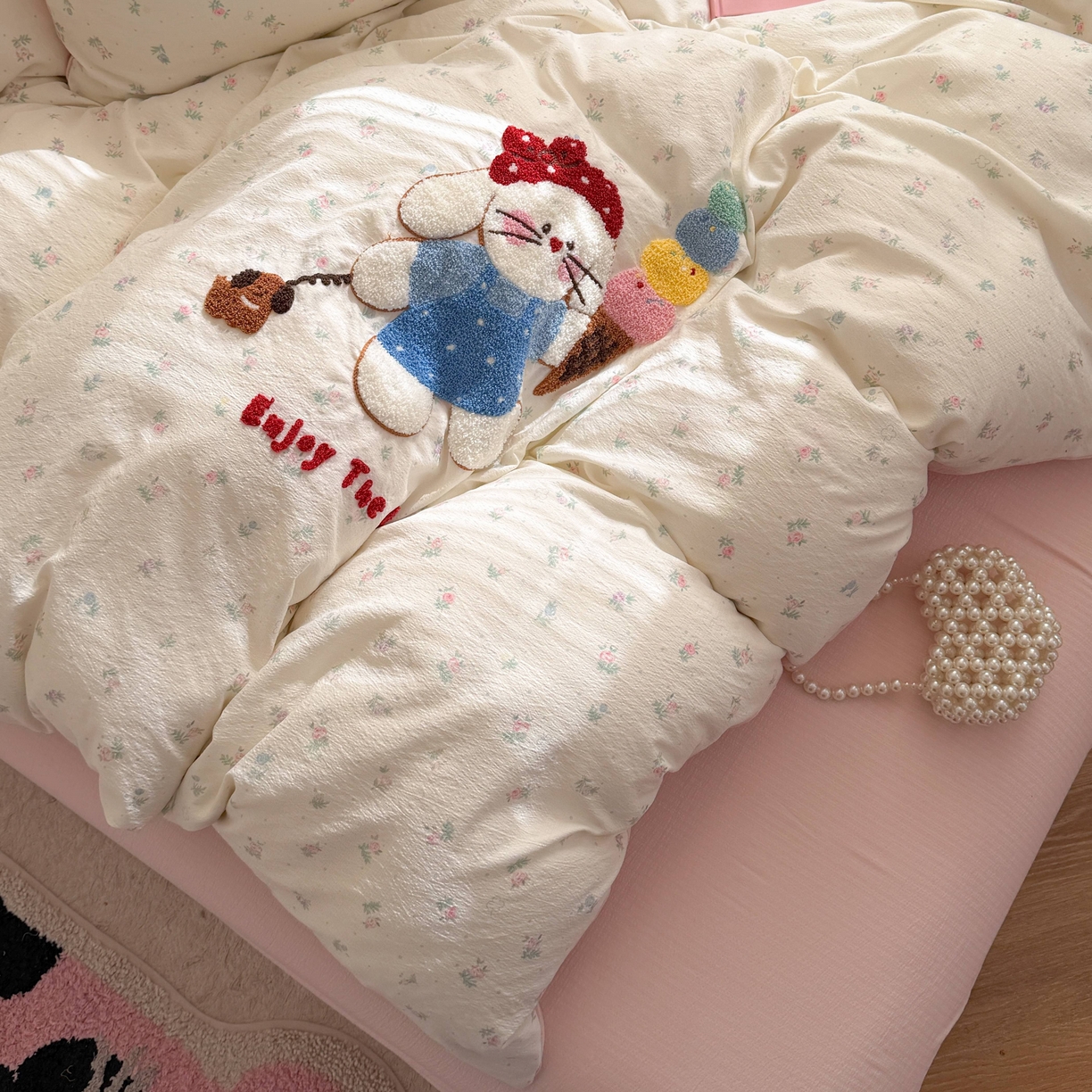 91家纺网 家纺一手货源 找家纺 美乐迪家纺 2026新款云感双层纱毛巾绣四件套（会员-2） 冰淇淋小兔