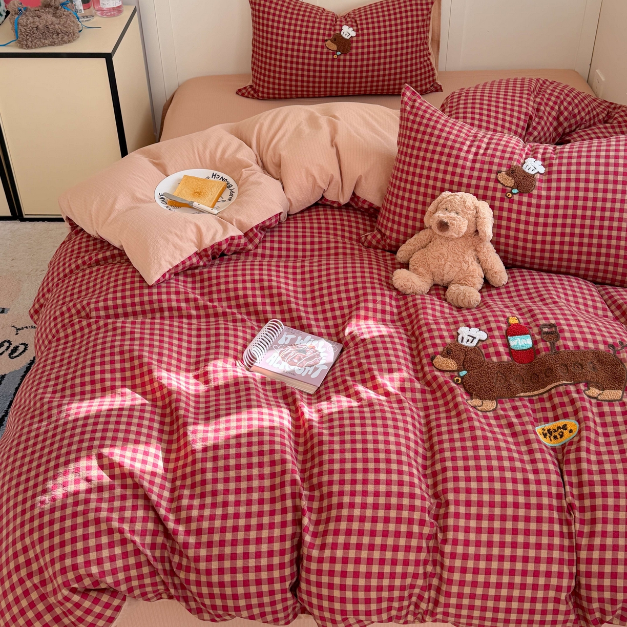 91家纺网 家纺一手货源 找家纺 美乐迪家纺 2026新款云感双层纱毛巾绣四件套（会员-2） 红格腊肠狗