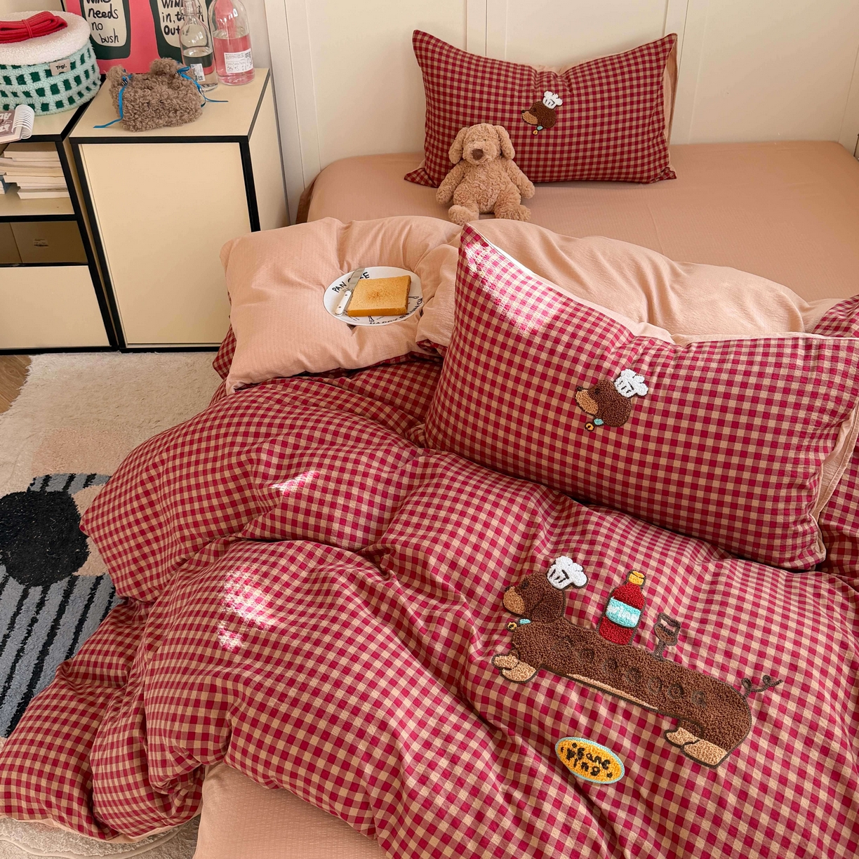 91家纺网 家纺一手货源 找家纺 美乐迪家纺 2026新款云感双层纱毛巾绣四件套（会员-2） 红格腊肠狗