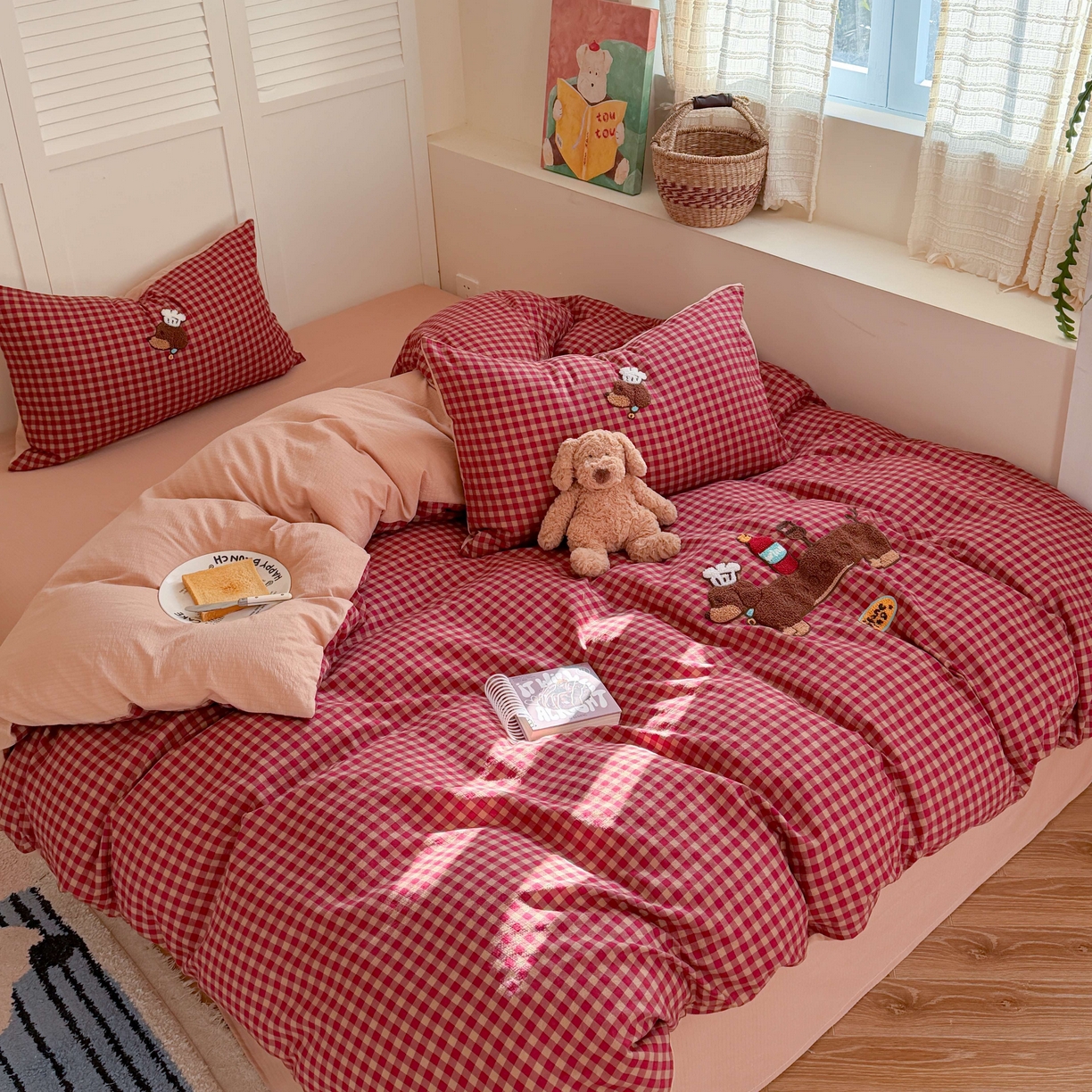 91家纺网 家纺一手货源 找家纺 美乐迪家纺 2026新款云感双层纱毛巾绣四件套（会员-2） 红格腊肠狗