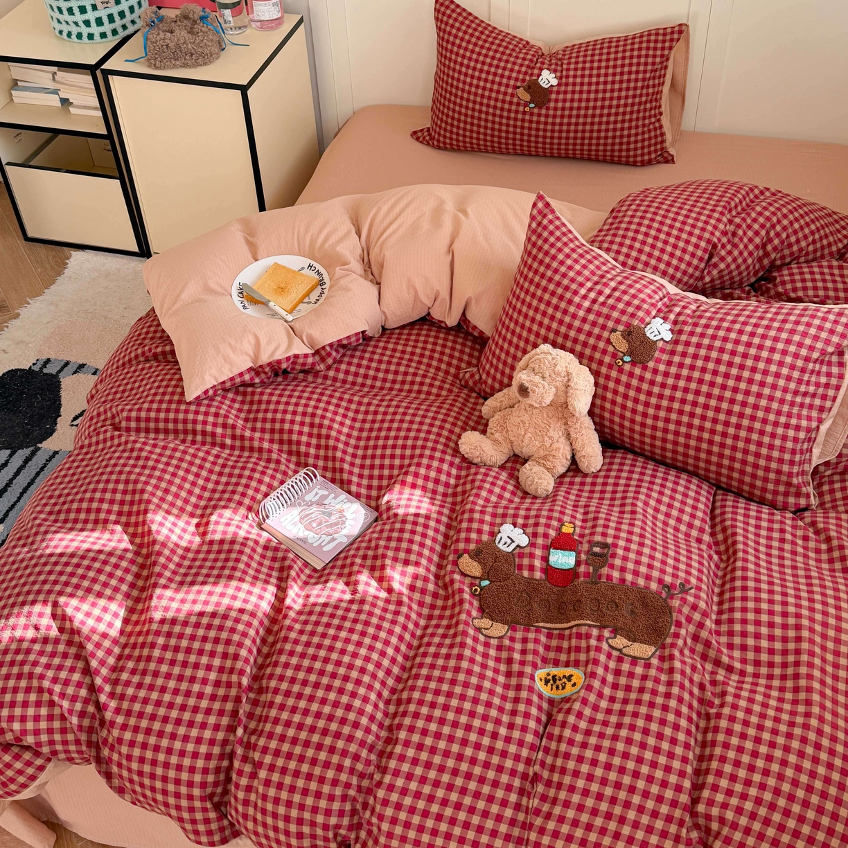 91家纺网 家纺一手货源 找家纺 美乐迪家纺 2026新款云感双层纱毛巾绣四件套（会员-2） 红格腊肠狗