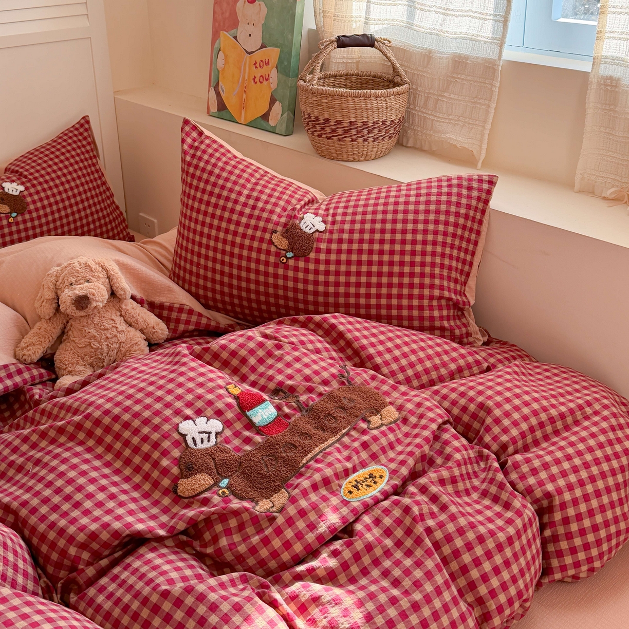 91家纺网 家纺一手货源 找家纺 美乐迪家纺 2026新款云感双层纱毛巾绣四件套（会员-2） 红格腊肠狗