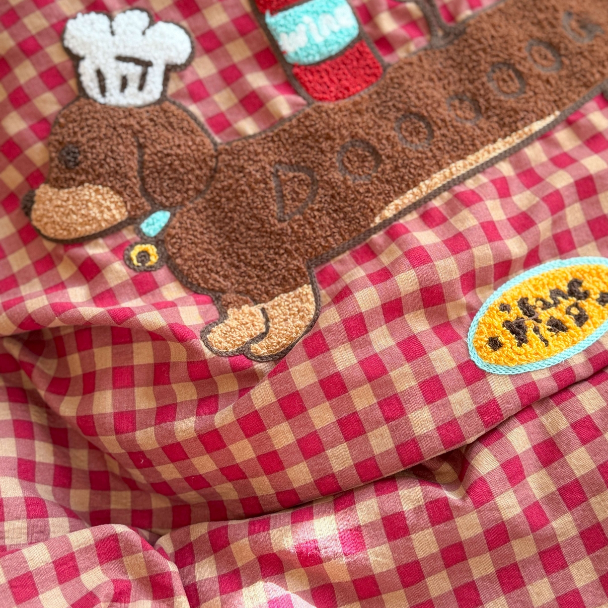 91家纺网 家纺一手货源 找家纺 美乐迪家纺 2026新款云感双层纱毛巾绣四件套（会员-2） 红格腊肠狗