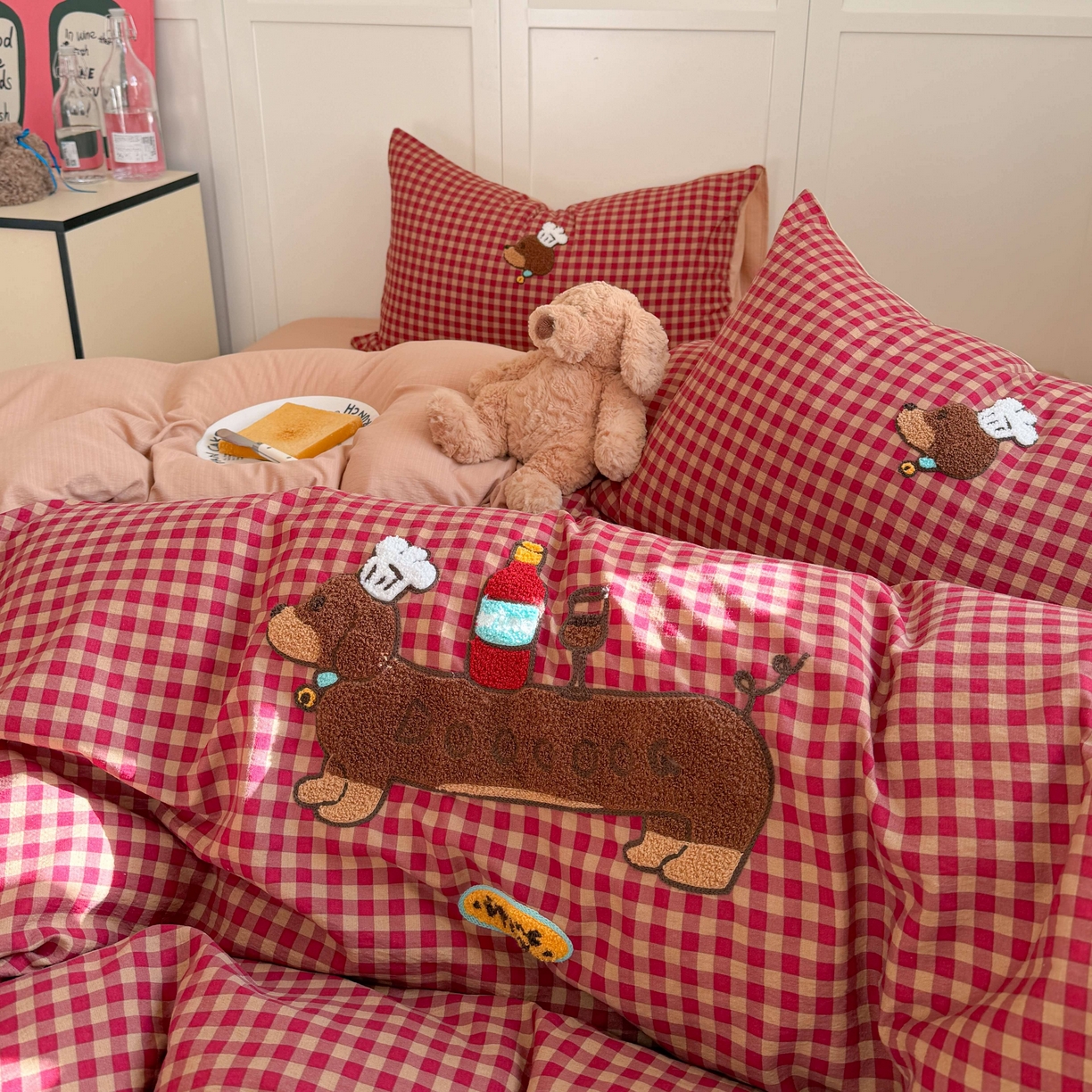 91家纺网 家纺一手货源 找家纺 美乐迪家纺 2026新款云感双层纱毛巾绣四件套（会员-2） 红格腊肠狗