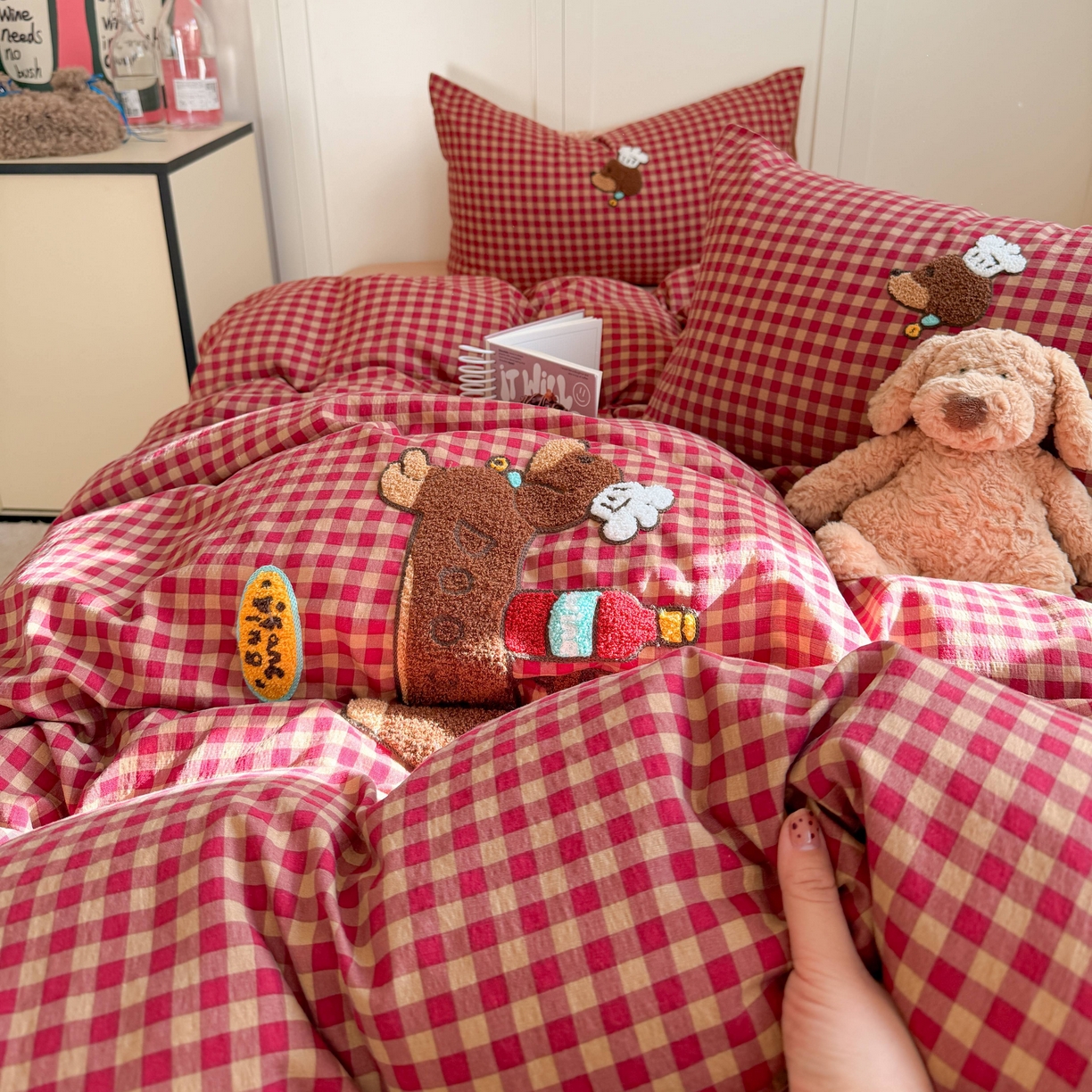 91家纺网 家纺一手货源 找家纺 美乐迪家纺 2026新款云感双层纱毛巾绣四件套（会员-2） 红格腊肠狗