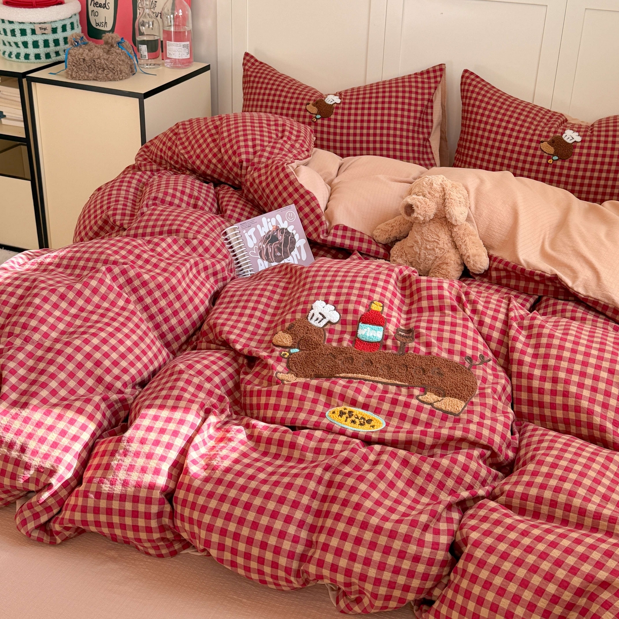 91家纺网 家纺一手货源 找家纺 美乐迪家纺 2026新款云感双层纱毛巾绣四件套（会员-2） 红格腊肠狗