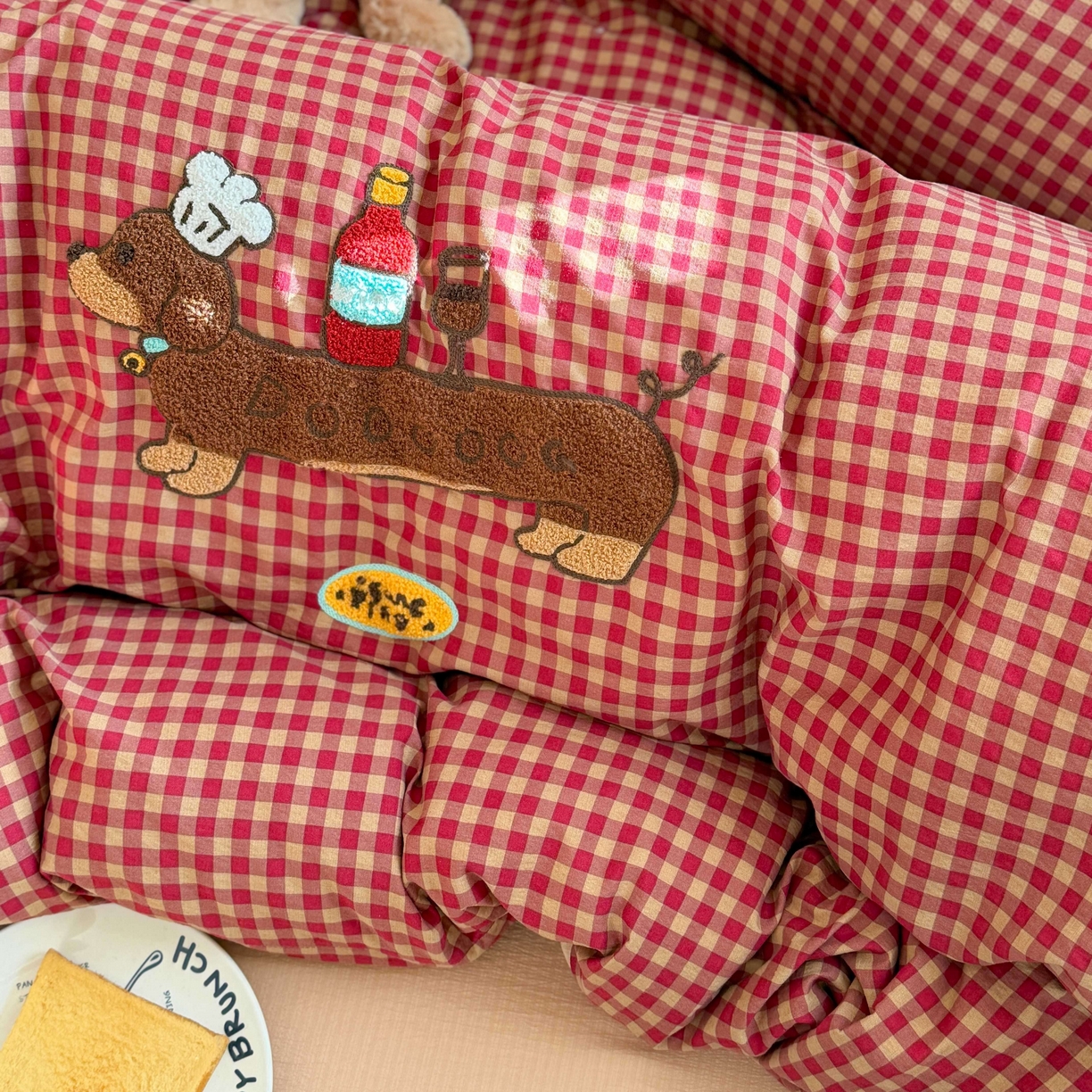 91家纺网 家纺一手货源 找家纺 美乐迪家纺 2026新款云感双层纱毛巾绣四件套（会员-2） 红格腊肠狗