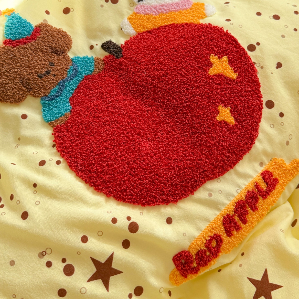 91家纺网 家纺一手货源 找家纺 美乐迪家纺 2026新款云感双层纱毛巾绣四件套（会员-2） 苹果伙伴