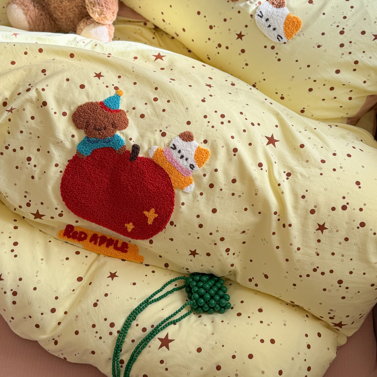 91家纺网 家纺一手货源 找家纺 美乐迪家纺 2026新款云感双层纱毛巾绣四件套（会员-2） 苹果伙伴