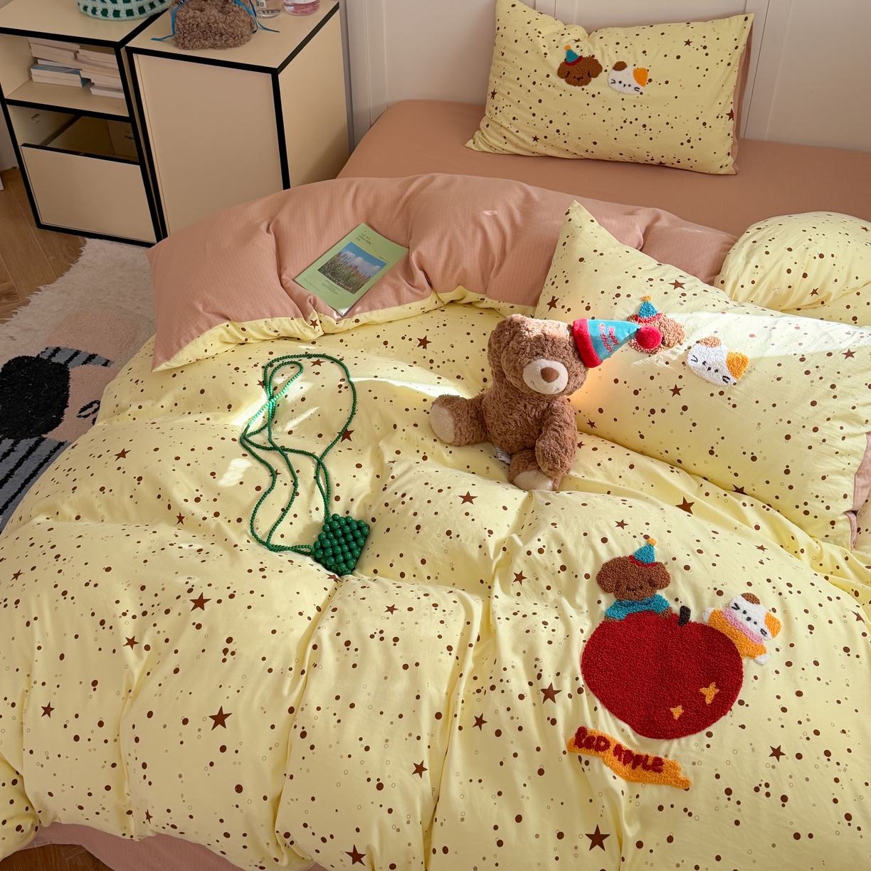 91家纺网 家纺一手货源 找家纺 美乐迪家纺 2026新款云感双层纱毛巾绣四件套（会员-2） 苹果伙伴