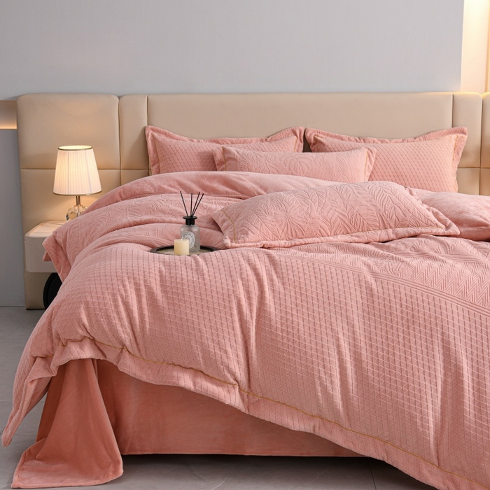 91家纺网 家纺一手货源 找家纺 优家居工厂店 2026新款高克重240克雕花烂花夹棉床盖四件套床单四件套牛奶绒床裙四件套 朱丽叶-粉