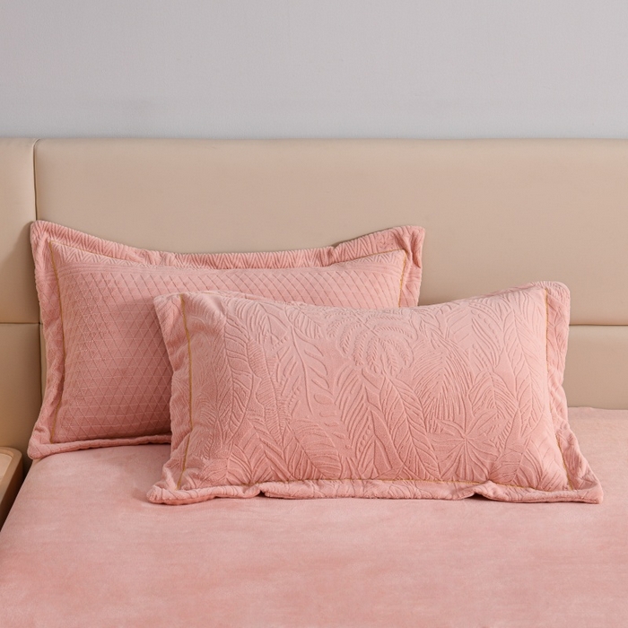 91家纺网 家纺一手货源 找家纺 优家居工厂店 2026新款高克重240克雕花烂花夹棉床盖四件套床单四件套牛奶绒床裙四件套 朱丽叶-粉