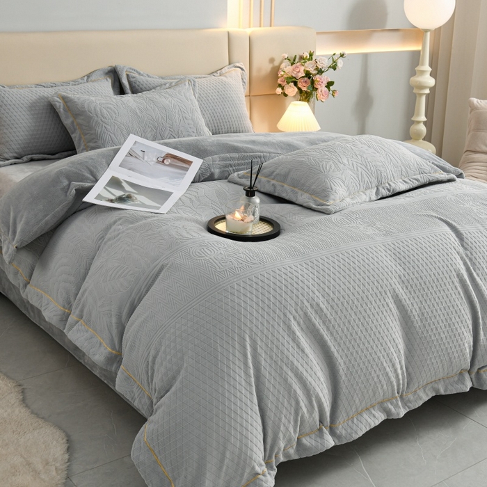 91家纺网 家纺一手货源 找家纺 优家居工厂店 2026新款高克重240克雕花烂花夹棉床盖四件套床单四件套牛奶绒床裙四件套 朱丽叶-灰