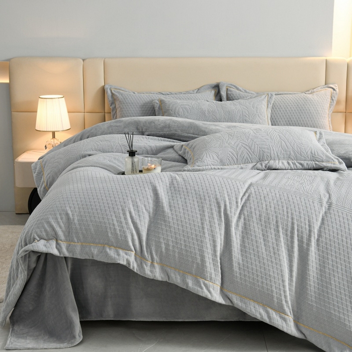 91家纺网 家纺一手货源 找家纺 优家居工厂店 2026新款高克重240克雕花烂花夹棉床盖四件套床单四件套牛奶绒床裙四件套 朱丽叶-灰