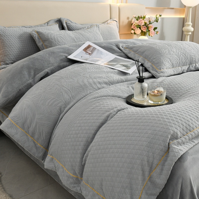 91家纺网 家纺一手货源 找家纺 优家居工厂店 2026新款高克重240克雕花烂花夹棉床盖四件套床单四件套牛奶绒床裙四件套 朱丽叶-灰