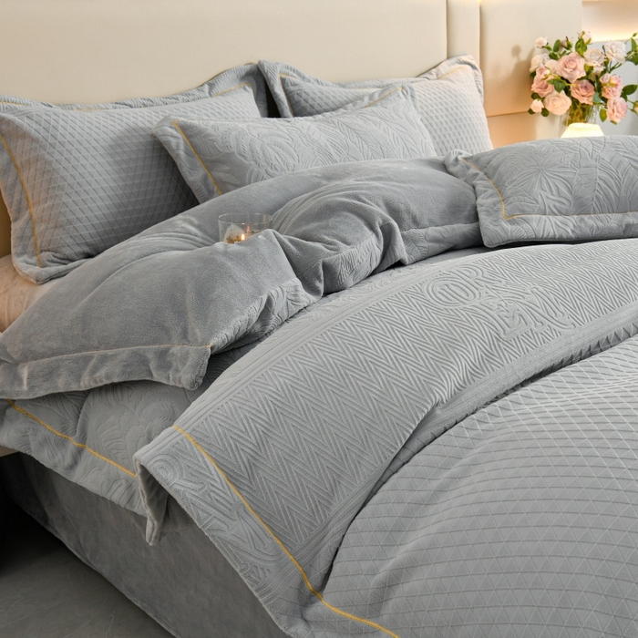 91家纺网 家纺一手货源 找家纺 优家居工厂店 2026新款高克重240克雕花烂花夹棉床盖四件套床单四件套牛奶绒床裙四件套 朱丽叶-灰