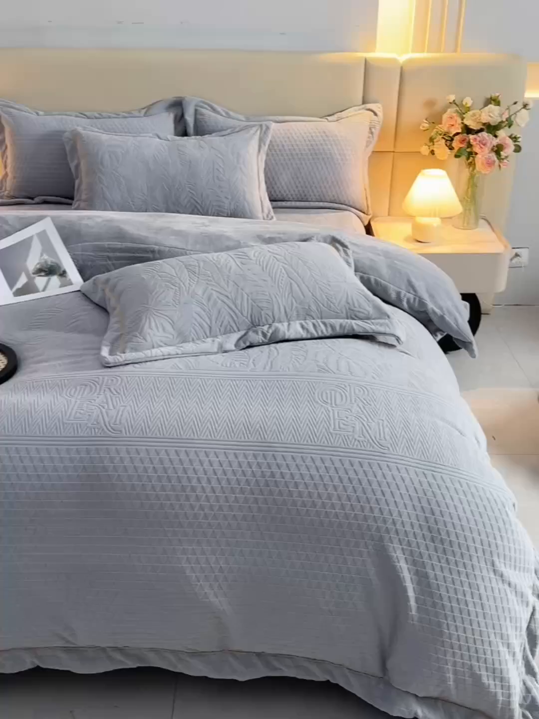 91家纺网 家纺一手货源 找家纺 优家居工厂店 2026新款高克重240克雕花烂花夹棉床盖四件套床单四件套牛奶绒床裙四件套 朱丽叶-灰