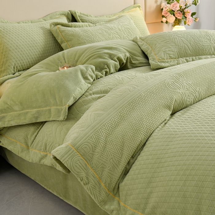 91家纺网 家纺一手货源 找家纺 优家居工厂店 2026新款高克重240克雕花烂花夹棉床盖四件套床单四件套牛奶绒床裙四件套 朱丽叶-绿