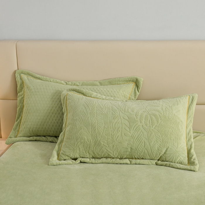 91家纺网 家纺一手货源 找家纺 优家居工厂店 2026新款高克重240克雕花烂花夹棉床盖四件套床单四件套牛奶绒床裙四件套 朱丽叶-绿