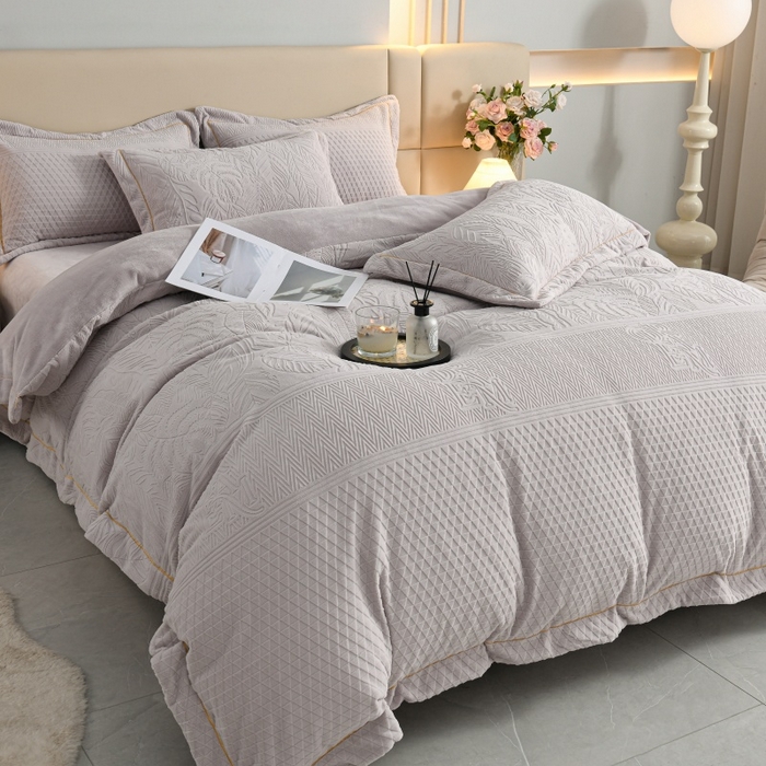 91家纺网 家纺一手货源 找家纺 优家居工厂店 2026新款高克重240克雕花烂花夹棉床盖四件套床单四件套牛奶绒床裙四件套 朱丽叶-紫